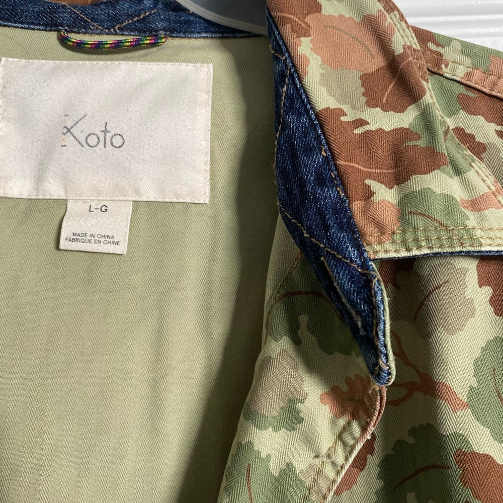 Koto Urban Outfitters Men’s Leaf Camo Jean Jacket. Size L.